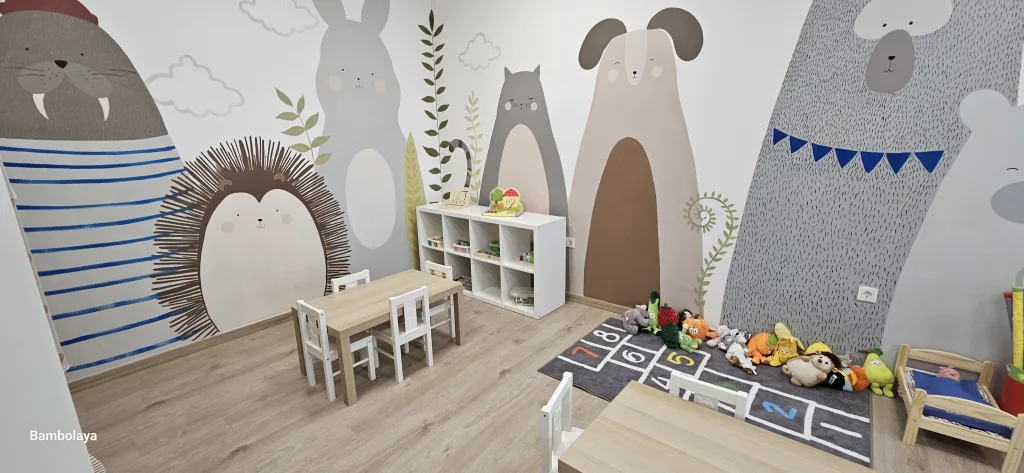 Slika igraonice s likovima maskota na zidu