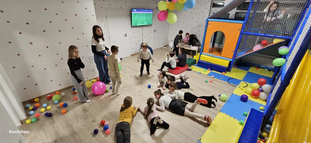 Djeca igraju playstation na Bambolaya playstation temi rođendana