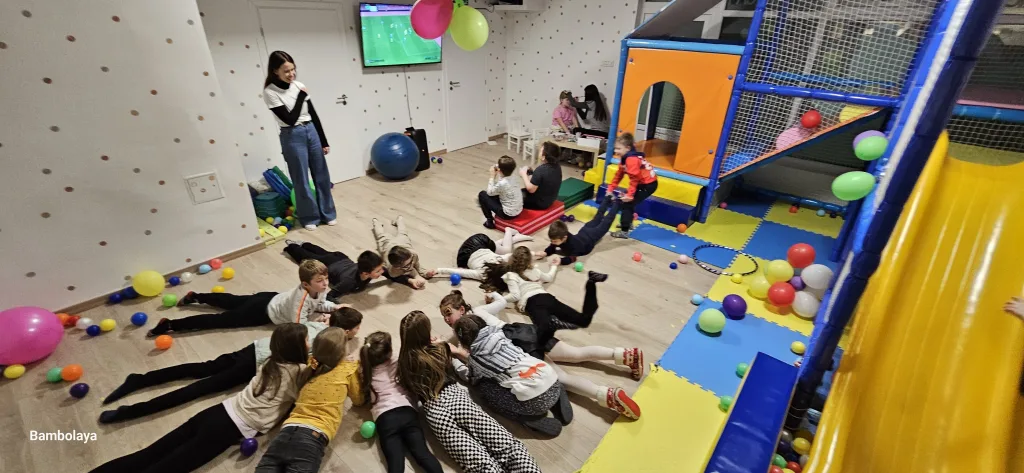 Djeca igraju playstation na Bambolaya playstation temi rođendana