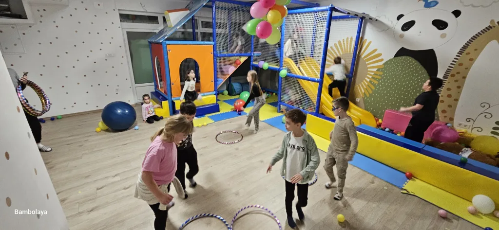 Djeca se igraju na rođendanu