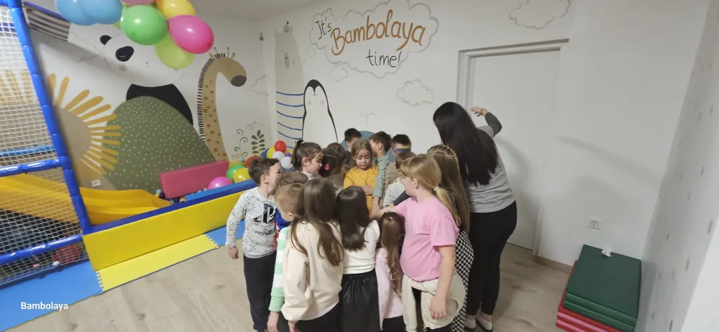 Djeca su na okupu i igraju se