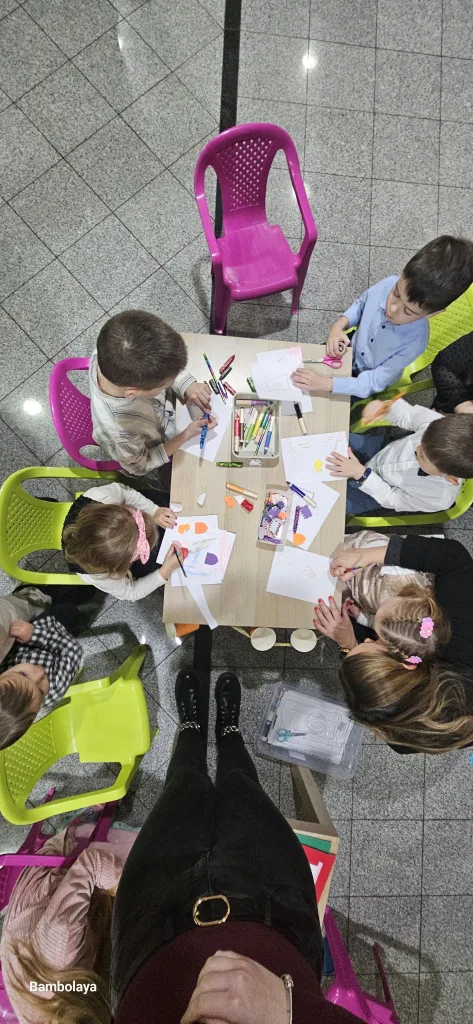 Djeca bojaju i crtaju