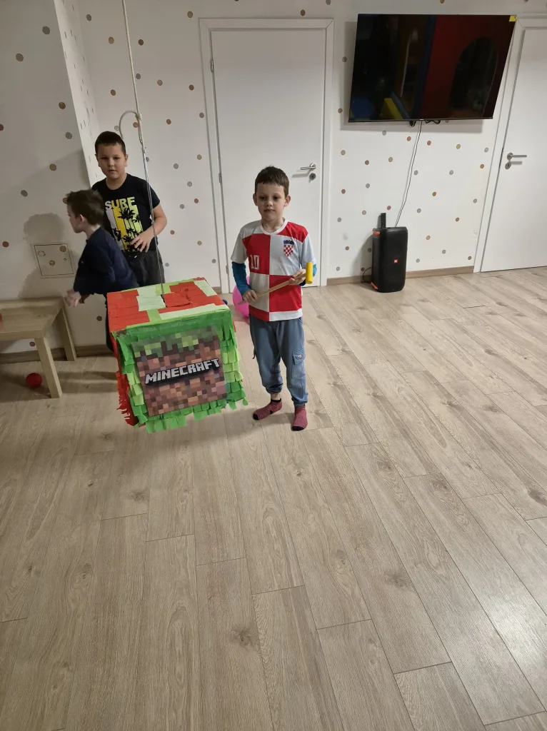 Pinjata u obliku bloka iz Minecrafta