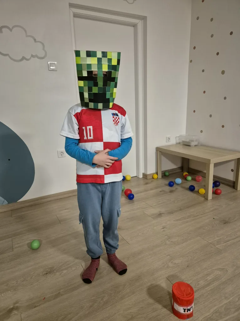 Dijete nosi masku creepera iz minecrafta