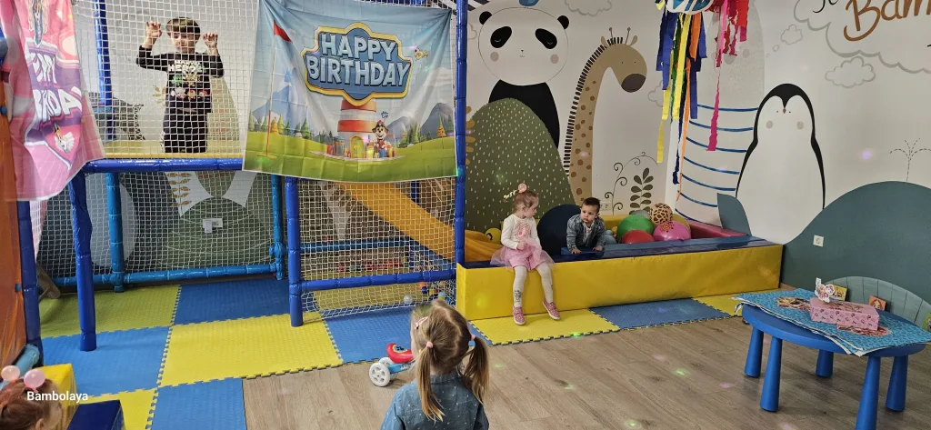 Djeca se igraju i druže zajedno