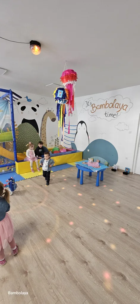 Djeca i viseće pinjate na rođendanu teme Paw patrol