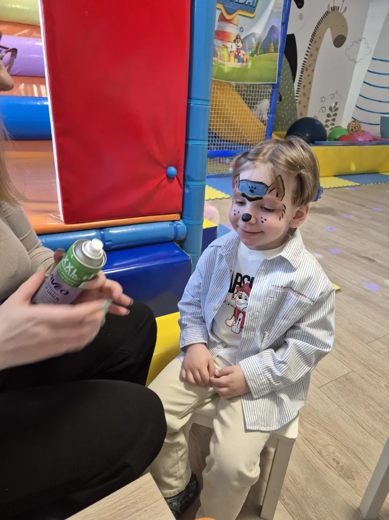 Animatori rade djeci facepainting