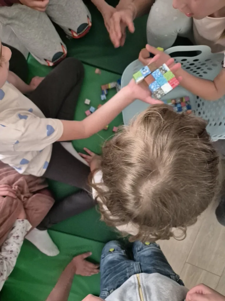 Djeca se igraju s kockicama blokova iz minecrafta