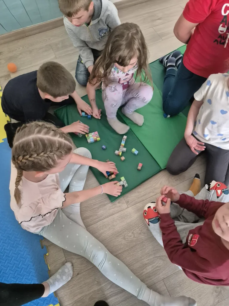 Djeca se igraju s kockicama blokova iz minecrafta