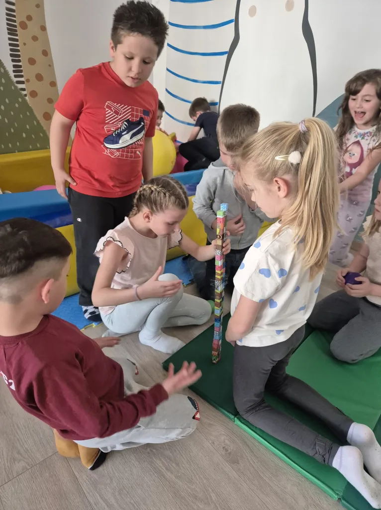 Djeca se igraju s kockicama blokova iz minecrafta