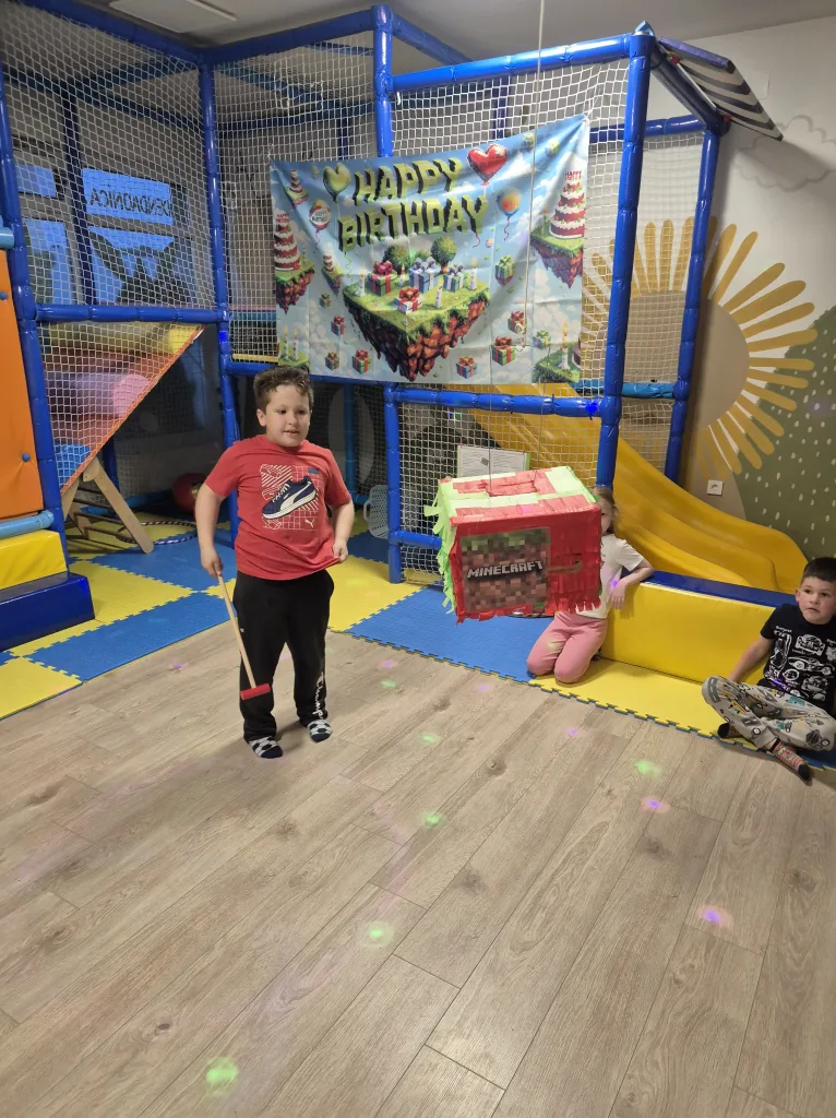 Dijete udara pinjatu u obliku minecraft kocke