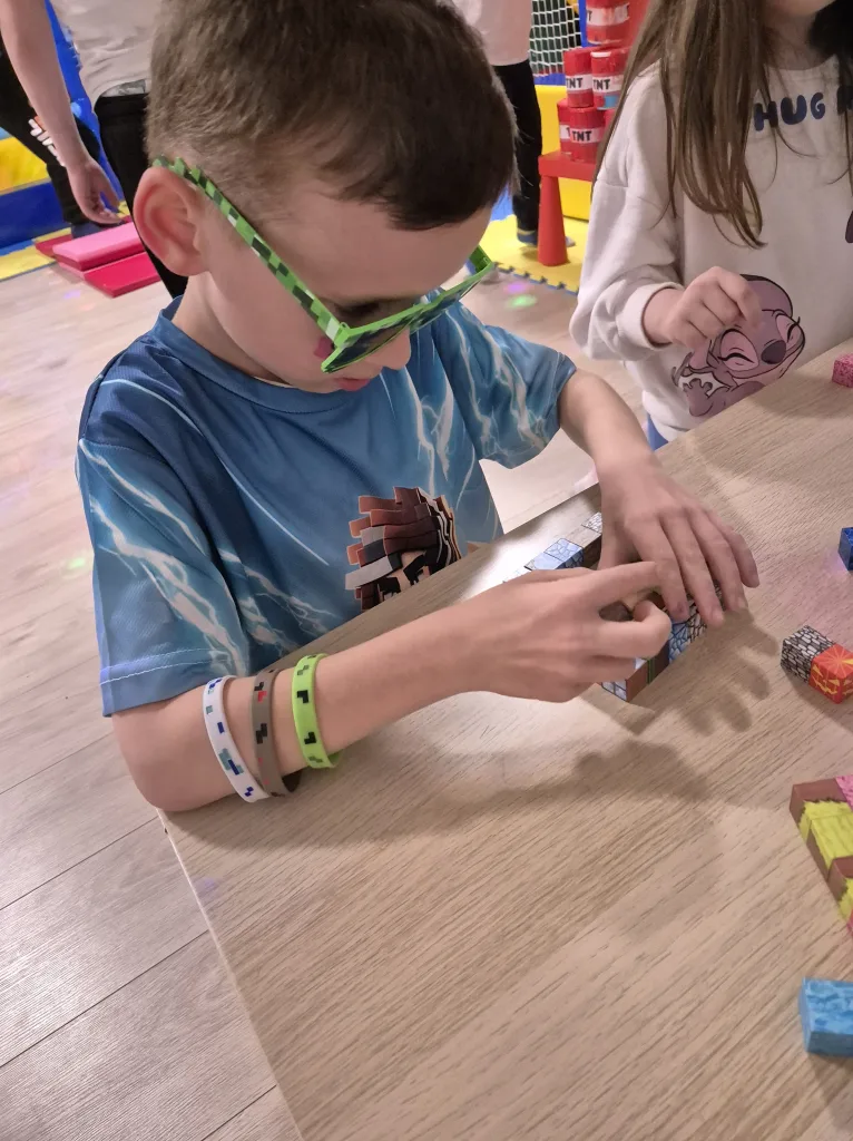 Djeca se igraju s kockicama blokova iz minecrafta