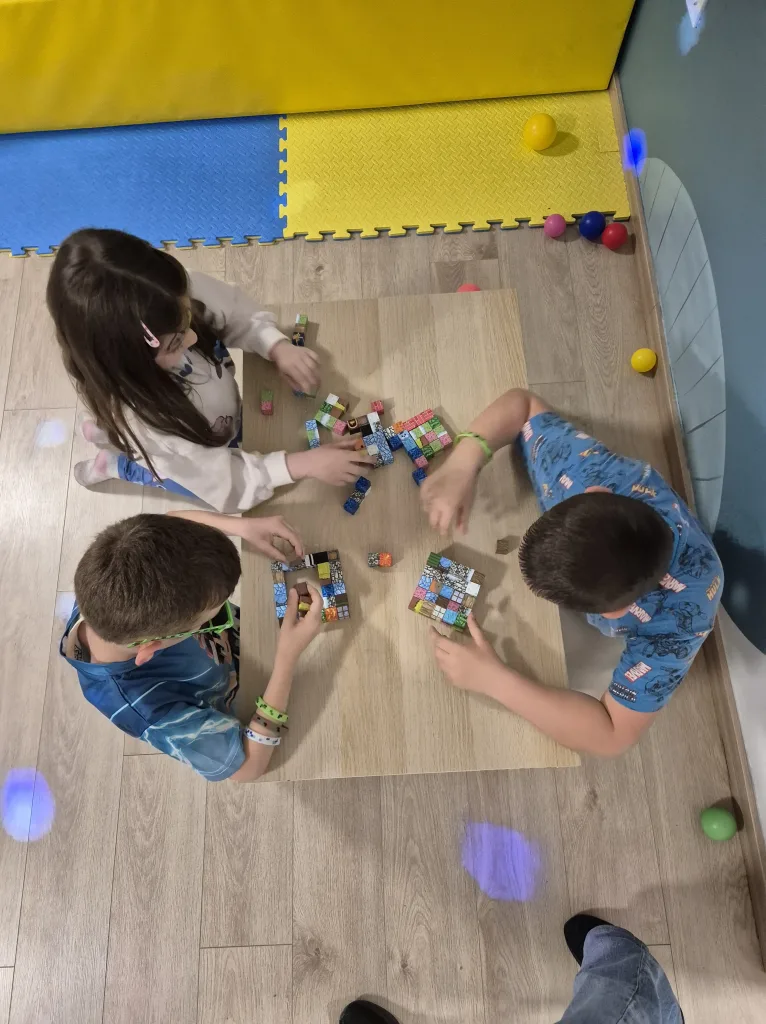 Djeca se igraju s kockicama blokova iz minecrafta