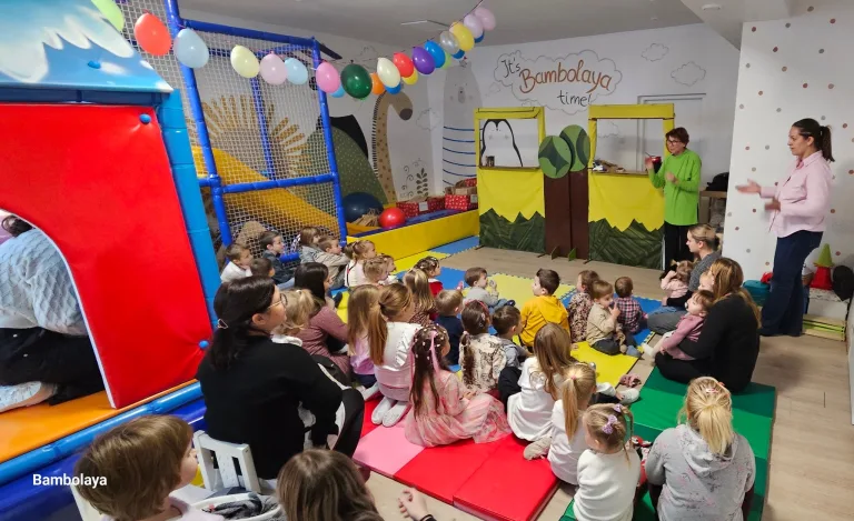 Lutkarska predstava "Novi kaputić maloga ježa" u družionici Bambolaya