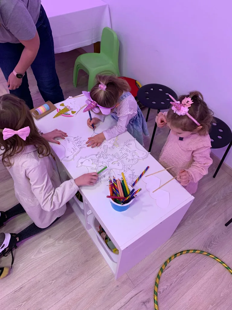 Djeca izrađuju maske za lice