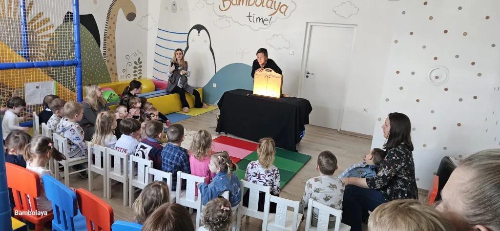 Djeca gledaju igrokaz