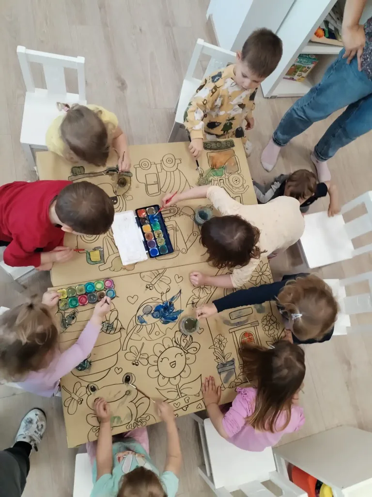 Djeca crtaju i bojaju temperata te stiću krativna znanja u igraonici Bambolaya